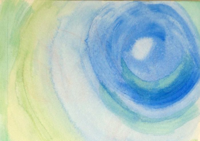Aquarelle : un tourbillon bleu sur un fond vert et jaune pâle