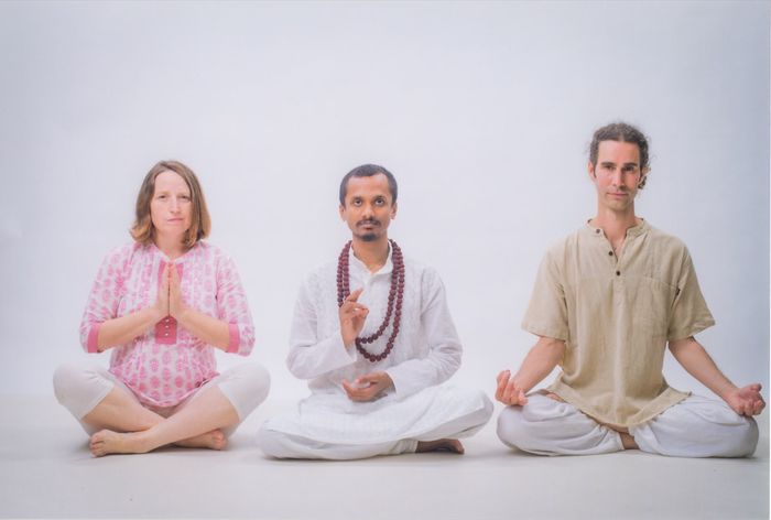 Photo de studio avec Acharya Shree Shankar et Erwan